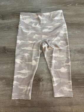 Athleta Women’s Neutral Camo Capri Leggings - Beige & Cream
